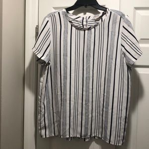 Cute flowy white and blue t shirt !